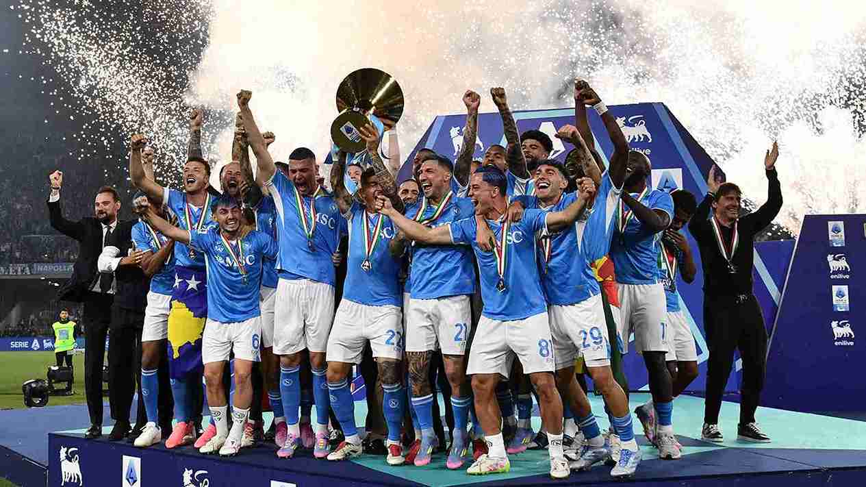 نابولي يتوج بلقب الدوري الإيطالي رسميًا