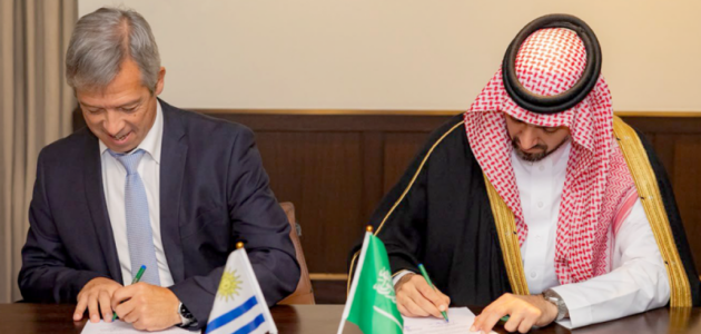 وزير الرياضة يوقع مذكرة تفاهم تاريخية لتعزيز التعاون الرياضي بين السعودية وأوروجواي